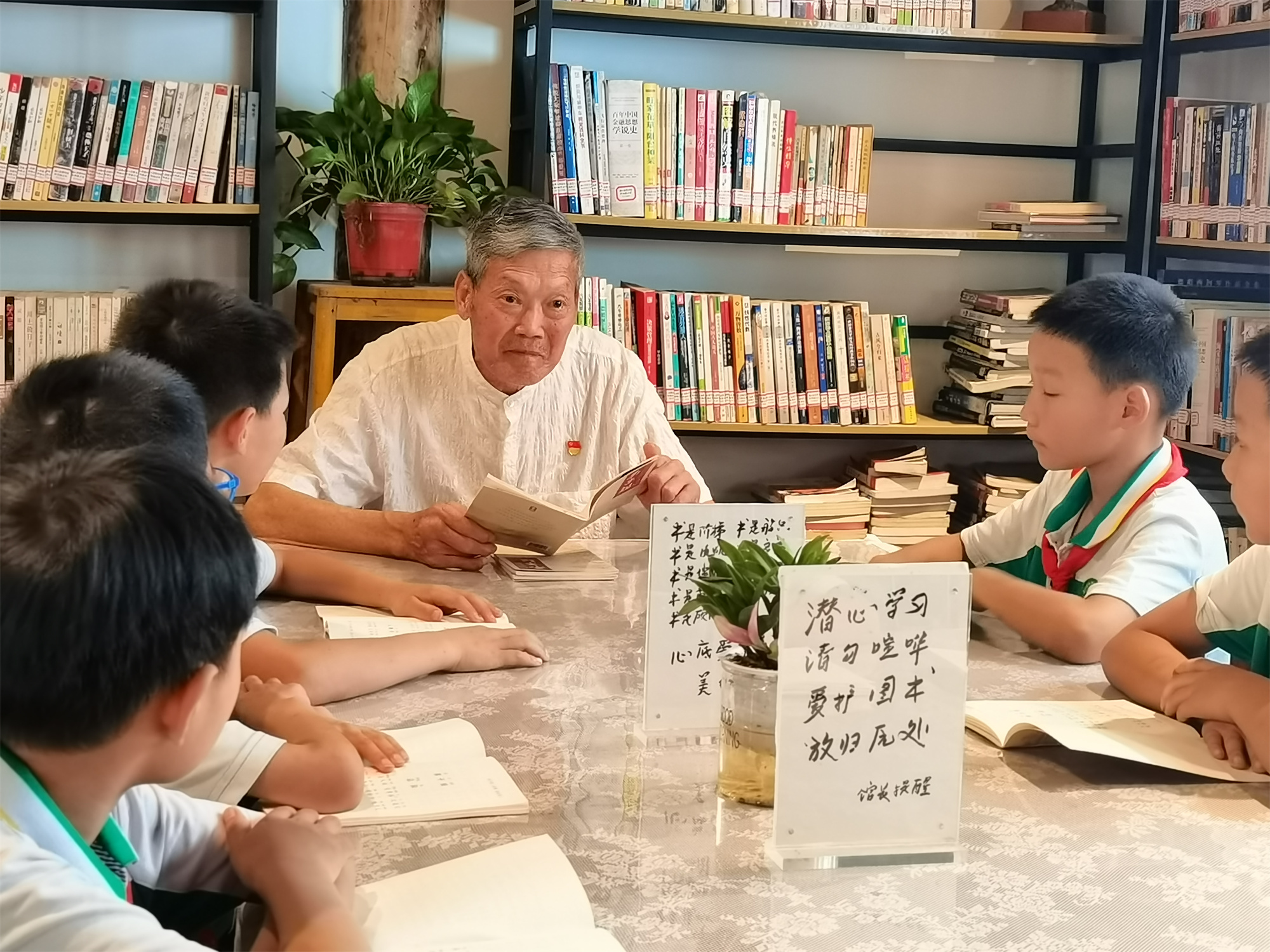 13巴中杨毅 2020年7月通江县新场镇关工委常务副主任杨毅在自家书屋为新场小学的孩子们宣讲，指导学习。拍摄者：新场镇组织委员：王  婷.jpg