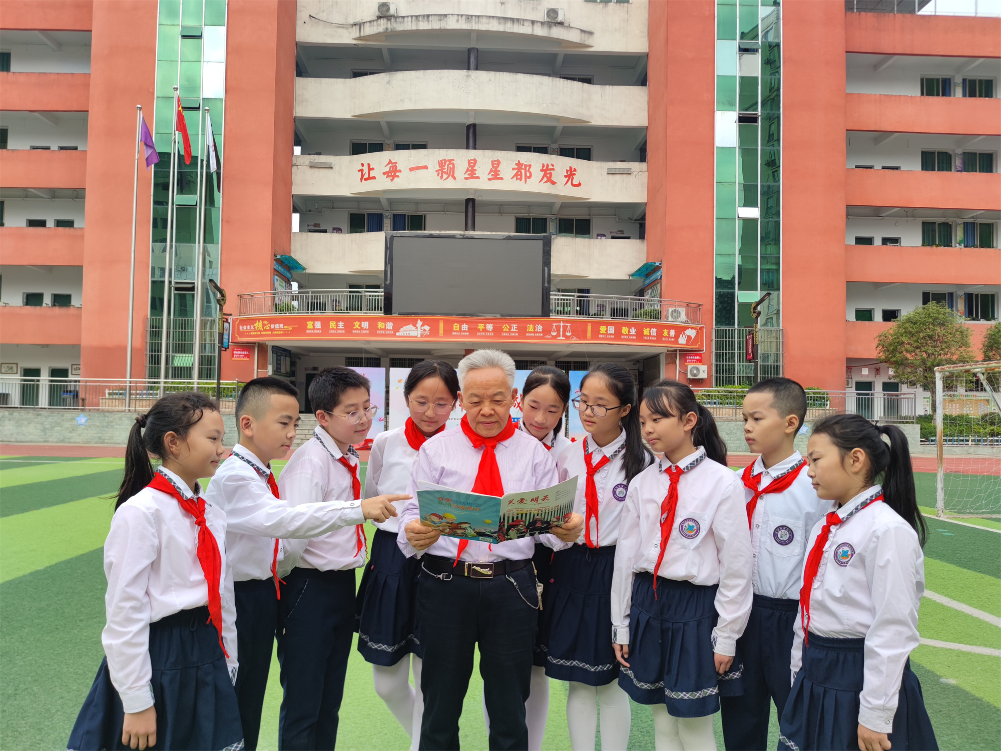 12李朝政 2022年5月，为宣汉县蒲江小学学生讲解红色故事，摄影祝永兴.jpg