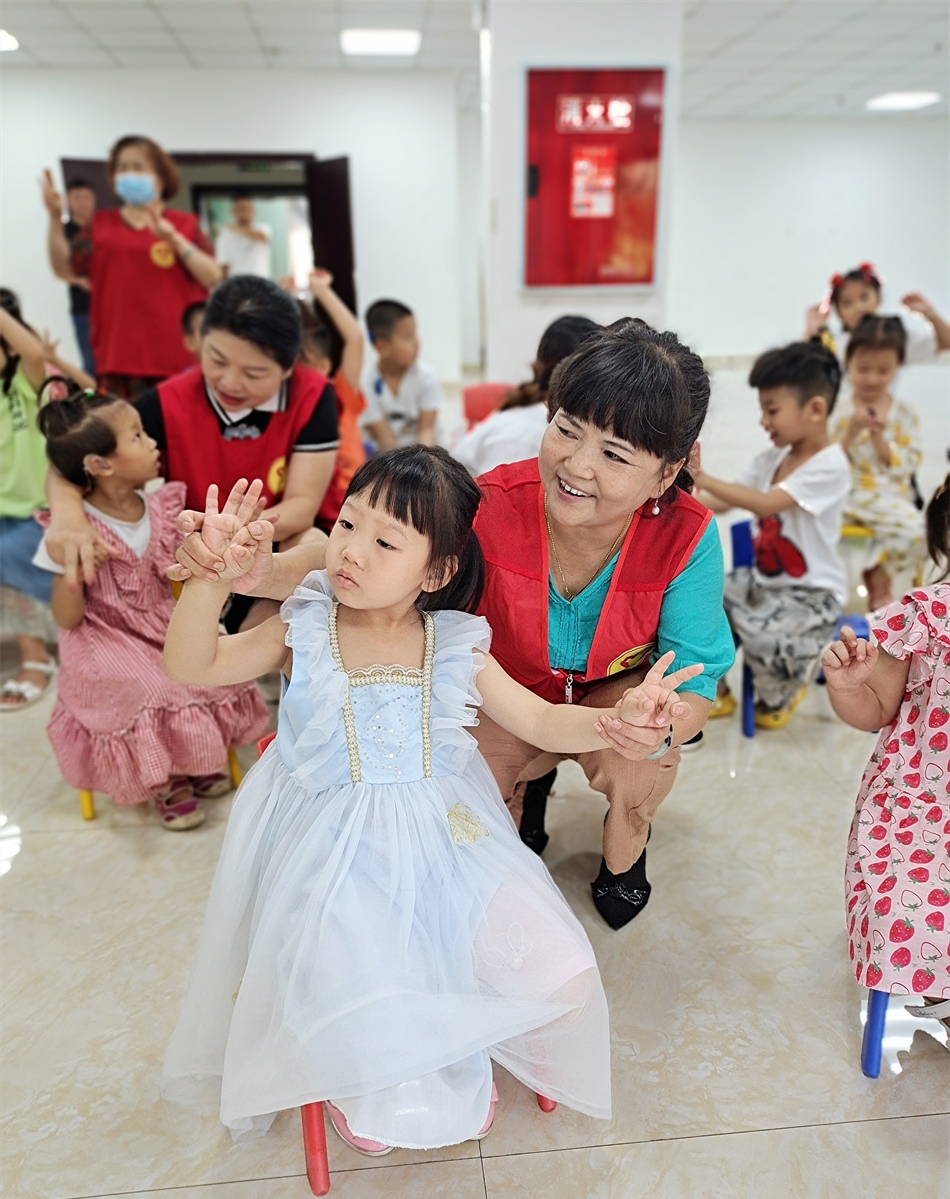 4丛兰2021年9月30日 每月去宜宾爱心聋耳语训学校与学生们过集体生日会拍摄者：邓明川.png