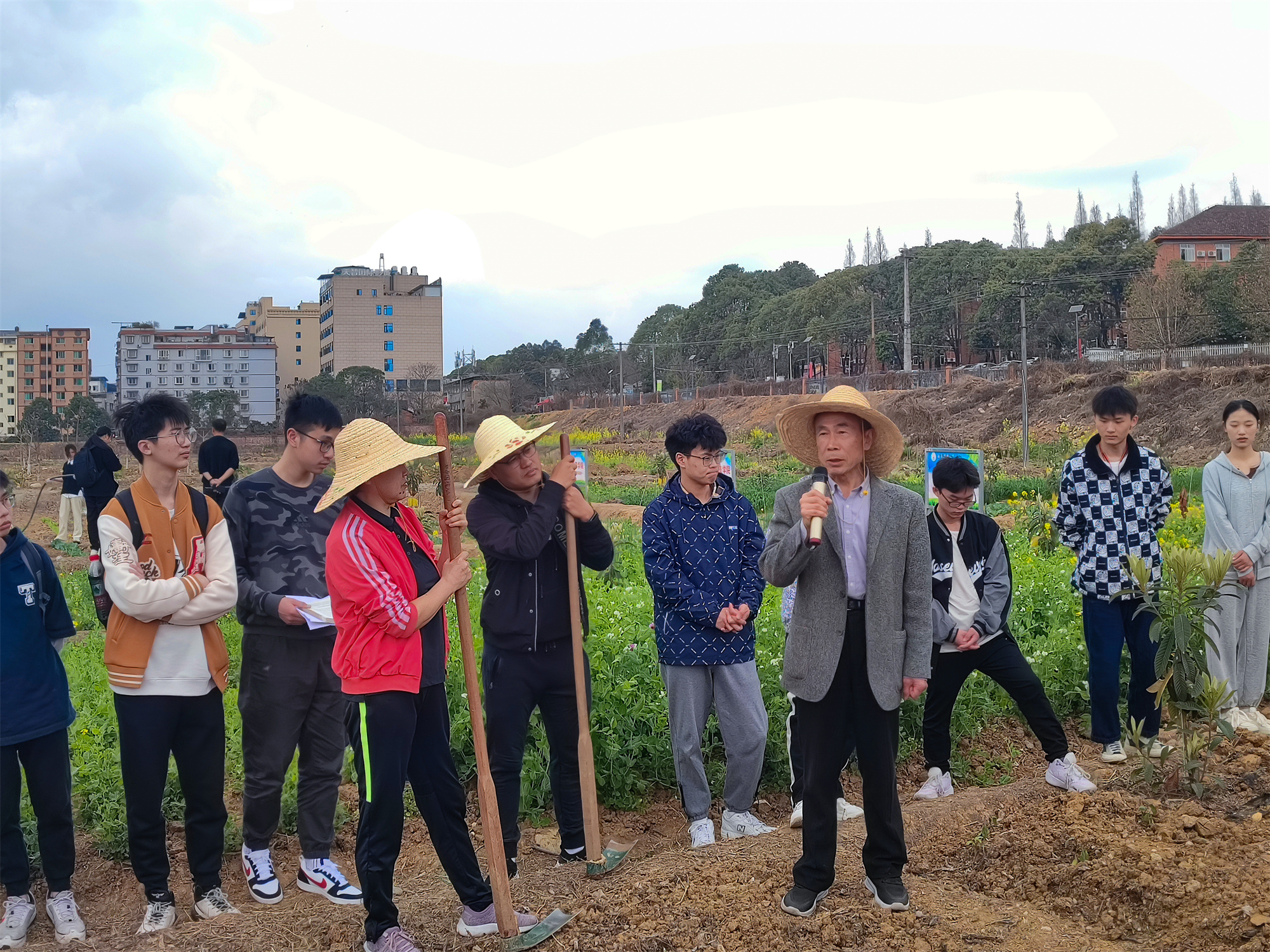 3姚荣东2023.3.10在西南科技大学制造学院“全智能摘果机器人试验田”，为学院师生（学生支部书记、辅导员、机器人小组成员）上田间劳作教育课，摄影者：林炜铭（制造学院学生）.jpg