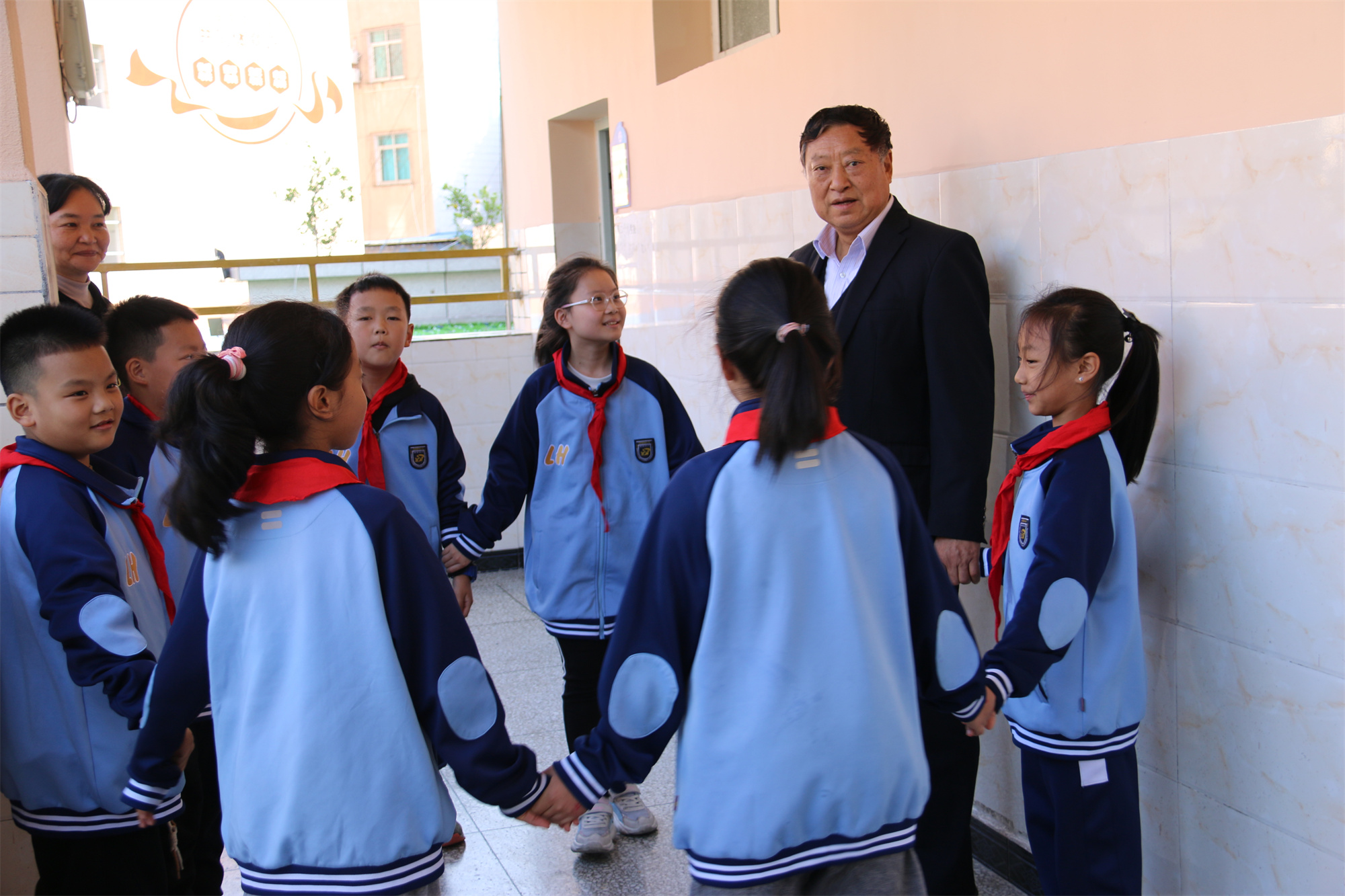 8张进华 2023年11月8日，在石棉县联合小学开展关爱青少年主题教育活动，张主任与学生互动交流(做小游戏)摄影者钟琳敏.jpg