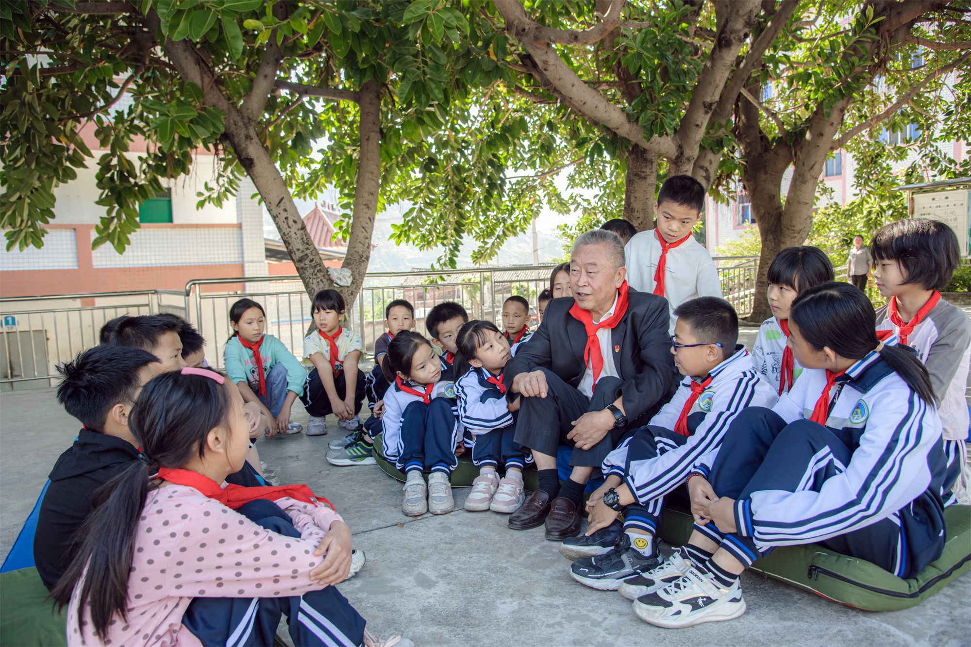 3邓章权1 2023年11月9日，仁和区福田镇中心学校，邓章权给小朋友讲勤奋学习的故事 摄影者刘洪军.jpg