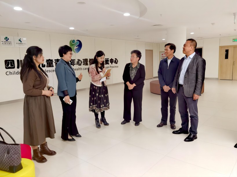 张祖芸(右三)到四川省儿童青少年心理健康关爱中心调研(1).jpg