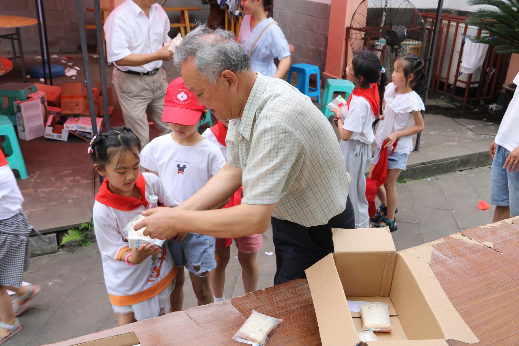 唐顺德给孩子们发放面包牛奶(1).jpg