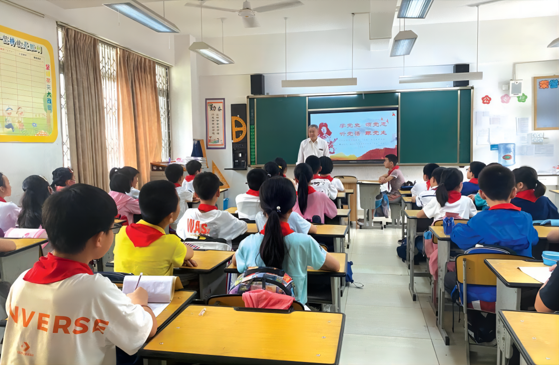 王永忠为学生讲党史(1).png