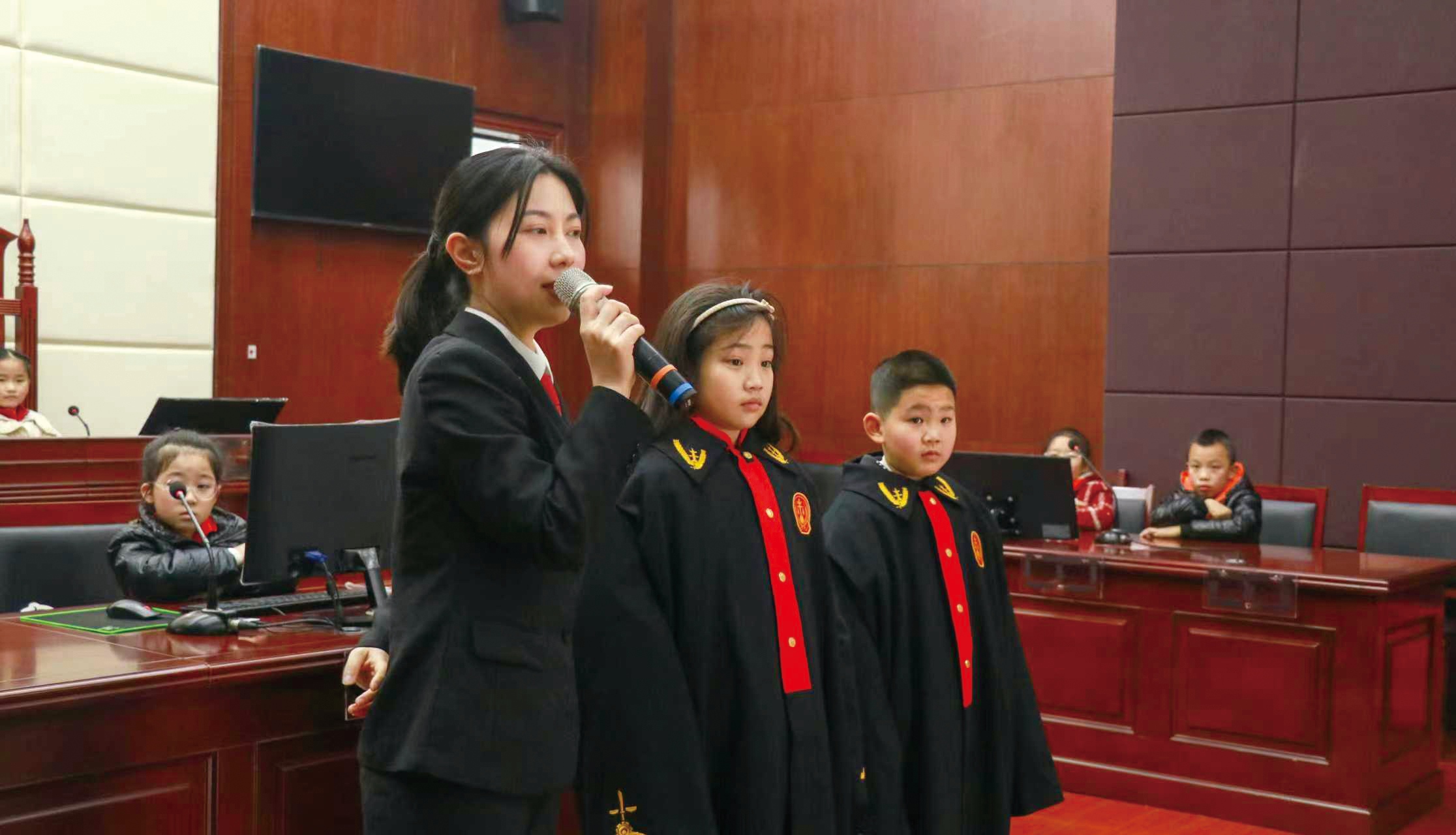 让孩子们感受模拟法庭(1).jpg