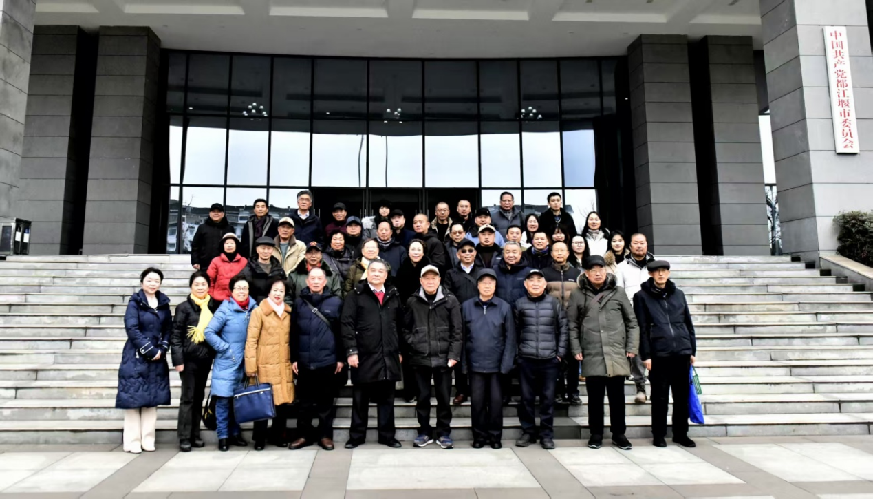 都江堰市关工委慰问优秀“五老” 和优秀志愿者.png